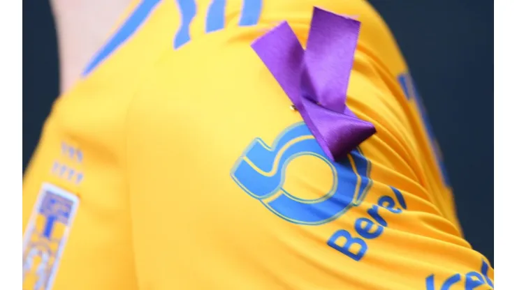 El moño morado que portaron los Tigres en el partido ante América.