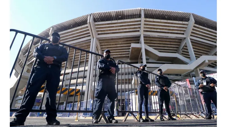 Elementos de seguridad en el estadio Jalisco