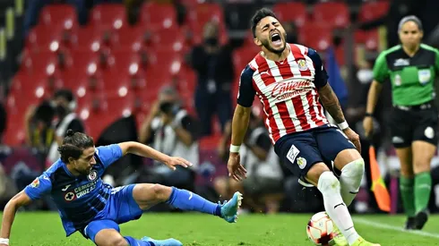 Entrada de Ignacio Rivero sobre Alexis Vega en el Cruz Azul vs Chivas del Clausura 2022
