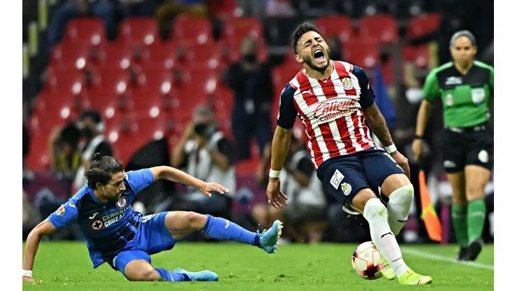 Entrada de Ignacio Rivero sobre Alexis Vega en el Cruz Azul vs Chivas del Clausura 2022