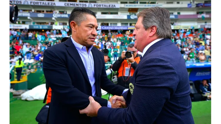 Ignacio Ambriz y Miguel Herrera en un partido con sus anteriores equipos.