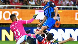 Hasta Vincent Janssen amenazó con marcarle a las Chivas.