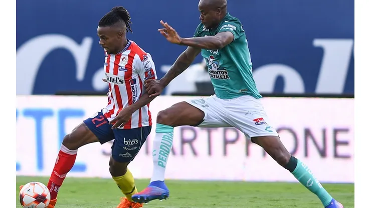 Jhon Murillo superó con velocidad a Stiven Barreiro para el segundo gol.