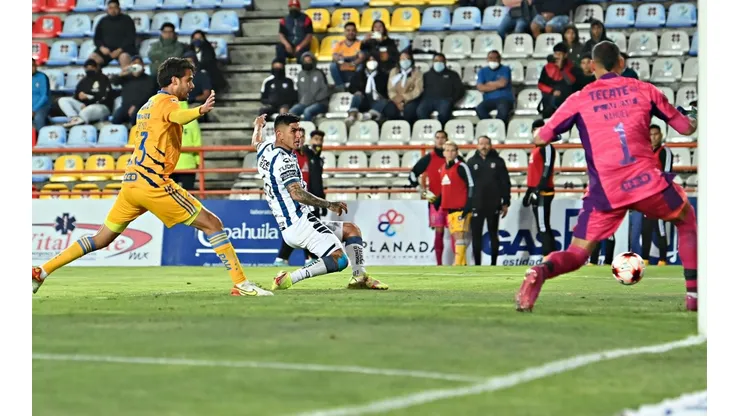 Víctor Guzmán llegó oportuno para marcar su primer gol al minuto 55.
