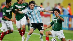 Sinha, Gerardo Torrado y Gonzalo Pineda ante Lionel Messi en Alemania 2006.