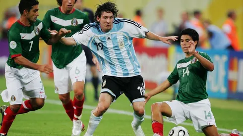 Sinha, Gerardo Torrado y Gonzalo Pineda ante Lionel Messi en Alemania 2006.