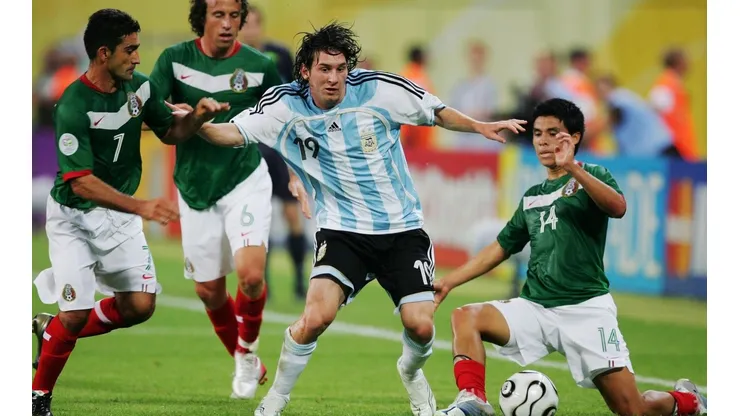 Sinha, Gerardo Torrado y Gonzalo Pineda ante Lionel Messi en Alemania 2006.