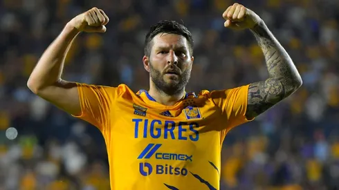 Gignac celebra su anotación para subirse al liderato con Tigres.