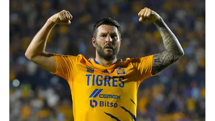 Gignac celebra su anotación para subirse al liderato con Tigres.