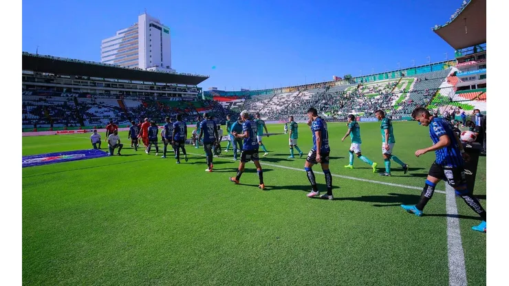 Maltrato de fanáticos de León a jugadores del Querétaro y conato de bronca en el Nou Camp