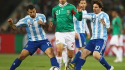 Adolfo Bautista desarmado por Javier Mascherano y Lionel Messi en Sudáfrica 2010.