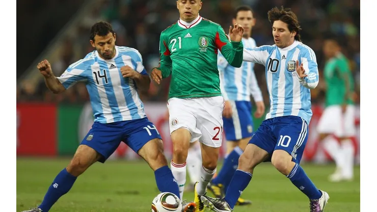 Adolfo Bautista desarmado por Javier Mascherano y Lionel Messi en Sudáfrica 2010.