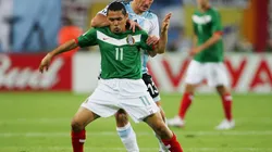 Ramón Morales contra el argentino Lionel Scaloni en Alemania 2006.