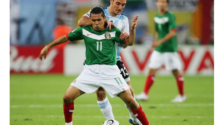 Ramón Morales contra el argentino Lionel Scaloni en Alemania 2006.