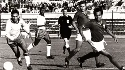Garrincha y José Villegas en partido del Grupo 3 del Mundial Chile 1962.