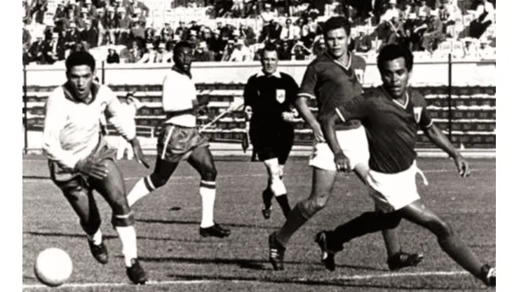 Garrincha y José Villegas en partido del Grupo 3 del Mundial Chile 1962.