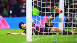 Raúl Jiménez en una falla ante El Salvador.