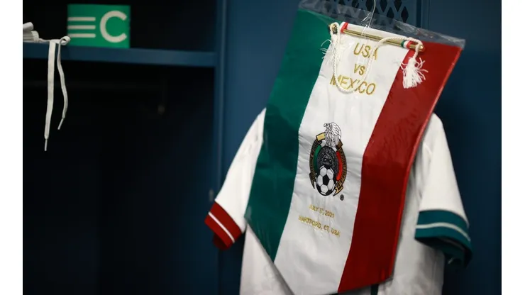 Un jersey de México en el vestidor.