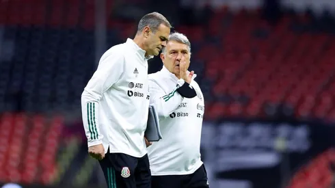 Jorge Theiler con Gerardo el Tata Martino en el estadio Azteca.