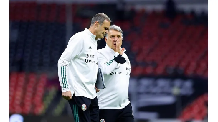 Jorge Theiler con Gerardo el Tata Martino en el estadio Azteca.