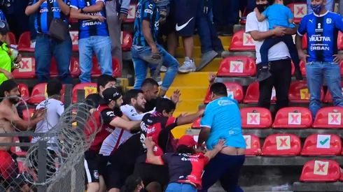 Violencia en las tribunas del estadio La Corregidora.