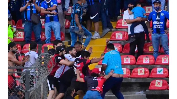 Violencia en las tribunas del estadio La Corregidora.