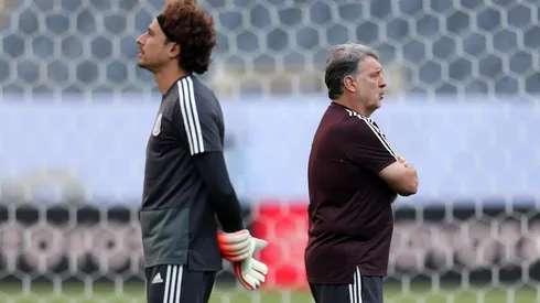 Memo Ochoa cuida las espaldas de Tata Martino para ir juntos a Qatar