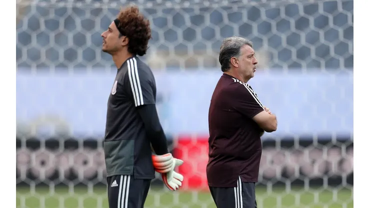 Memo Ochoa cuida las espaldas de Tata Martino para ir juntos a Qatar