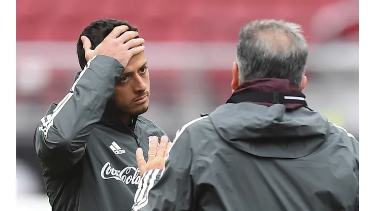 Leyenda del Tri le insiste a Martino para que llame a Chicharito