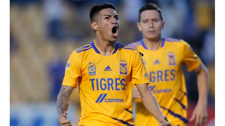 Raymundo Fulgencio acompañado de Florian Thauvin.