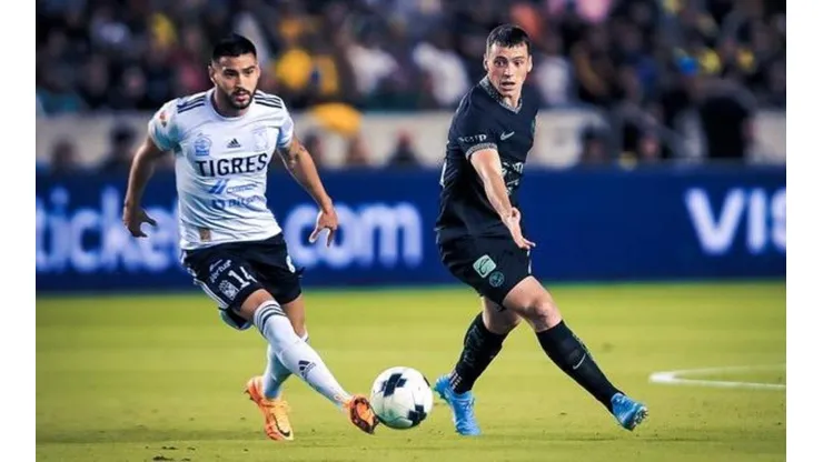 Juan Sánchez, de Tigres, en duelo con Federico Viñas.
