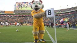 La mascota de Tigres en el homenaje a Tomás Boy en el clásico regio.