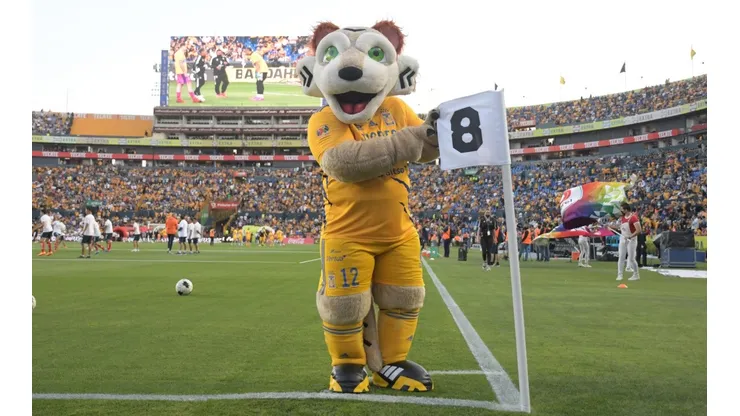 La mascota de Tigres en el homenaje a Tomás Boy en el clásico regio.