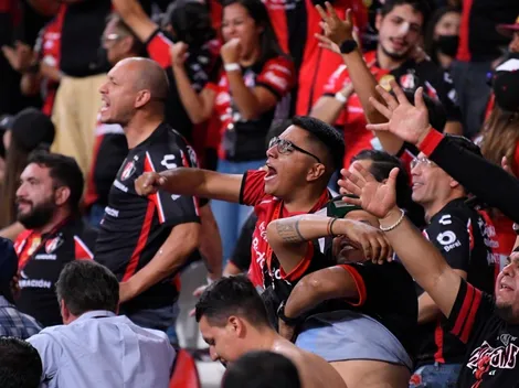 Acusan a la barra del Atlas de golpear a un menor aficionado de Chivas