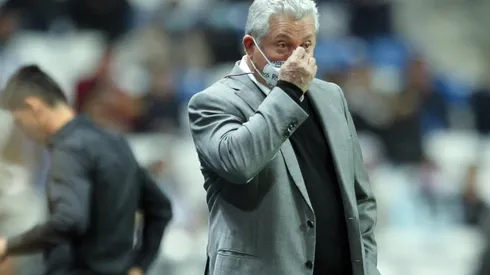 Vuctich contra las barras de Rayados.