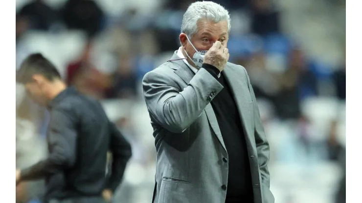 Vuctich contra las barras de Rayados.