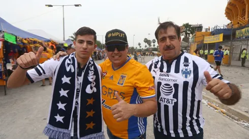 Aficionados de Tigres y Rayados en el estadio Universitario.