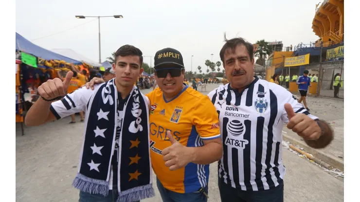 Aficionados de Tigres y Rayados en el estadio Universitario.