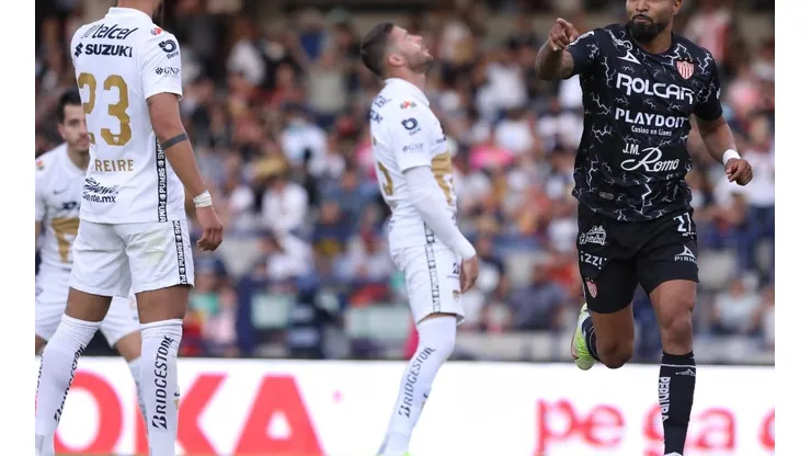 Rodrigo Aguirre y Álvaro Morales fueron los verdugos de Pumas.