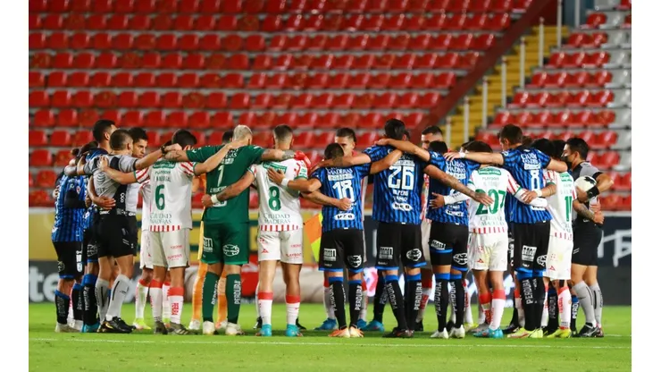 Rayos y Gallos Blancos en la pausa para la reflexión al minuto 62.
