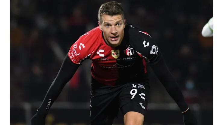 Julio Furch llegó a 100 goles y así celebró