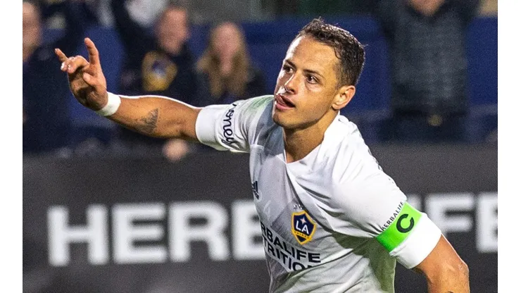Javier Hernández continúa en gran nivel.
