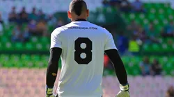 Nahuel Guzmán con el número 8 legendario número 8 de Tomás Boy.