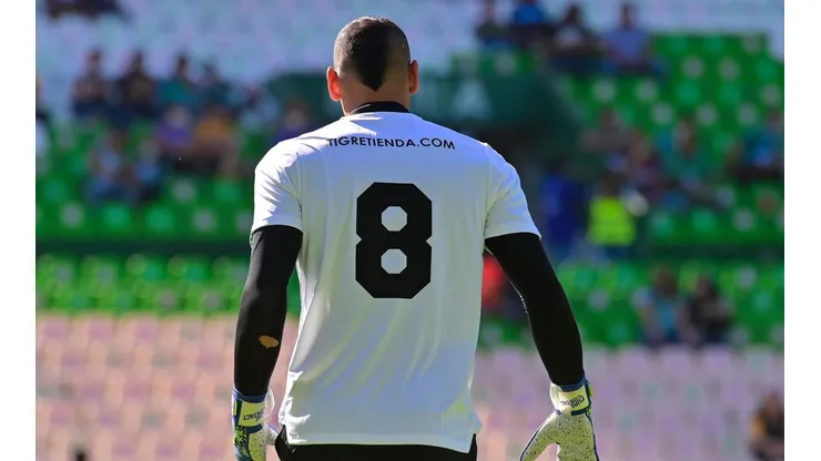Nahuel Guzmán con el número 8 legendario número 8 de Tomás Boy.