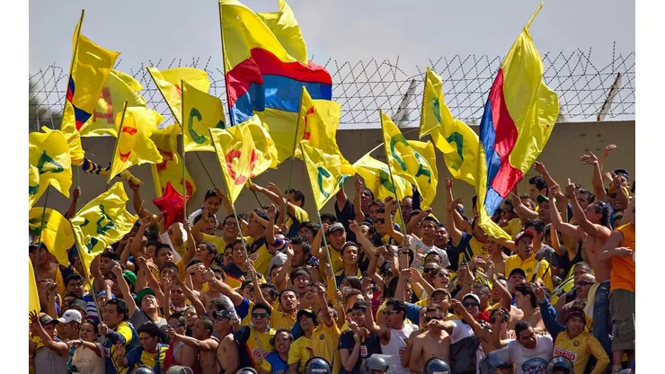Barras de América durante un partido en Ciudad Universitaria.