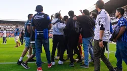 Invasores de la cancha del estadio La Corregidora.