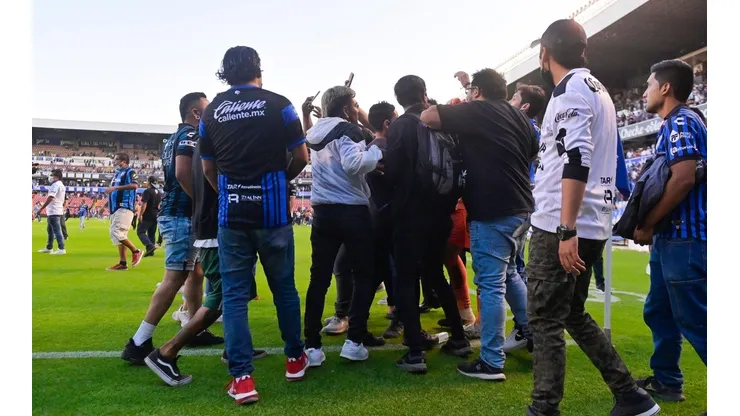 Invasores de la cancha del estadio La Corregidora.
