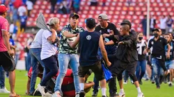 Violencia en la cancha del estadio La Corregidora.