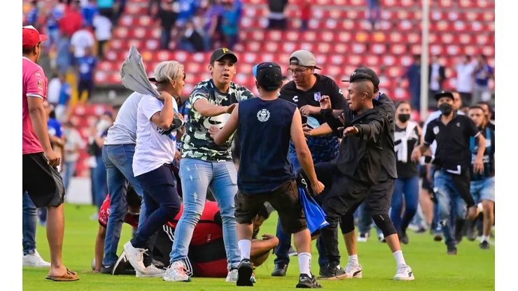 Violencia en la cancha del estadio La Corregidora.