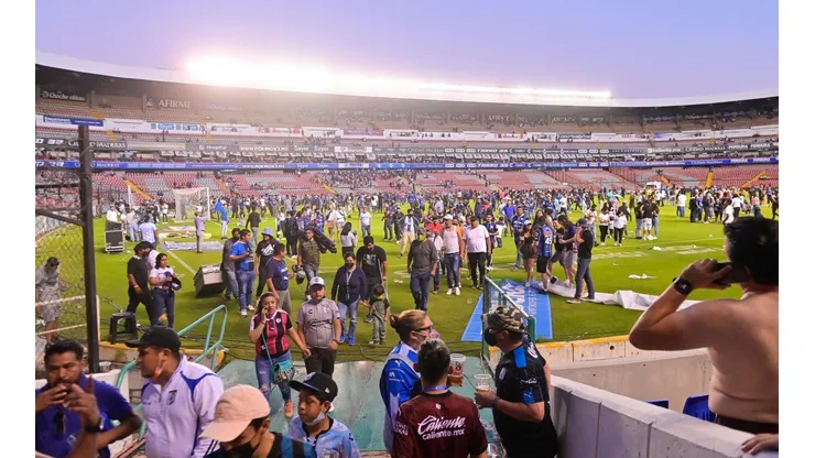 La invasión a la cancha del estadio La Corregidora.
